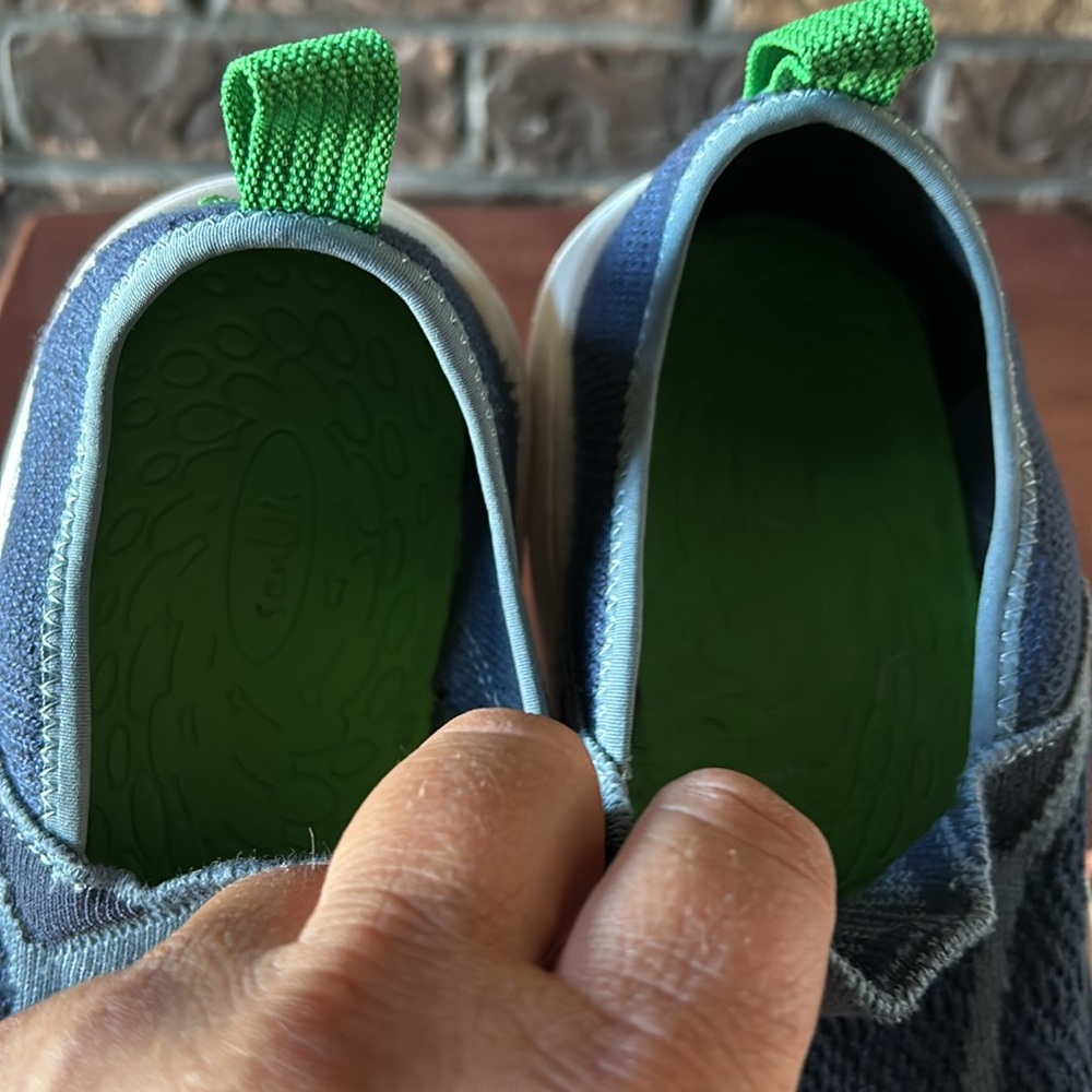Sanuk wore once or twice like new - Picture 4 of 4